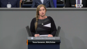 Tessa Ganserer (Bündnis 90(die Grünen) am 15. November 2023 im Bundestag, Ganserer spricht gerade am Rednerpult.