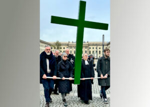 Jan Feddersen (1.v.L.) trägt zusammen mit drei anderen Teilnehmenden das Kreuz vom Bebelplatz zur St. Hedwigs-Kathedrale.