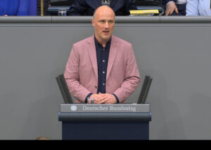 Der Queerbeauftragte Sven Lehmann steht man Rednerpult im Bundestag und hält seine Rede für das Selbstbestimmungsgesetz