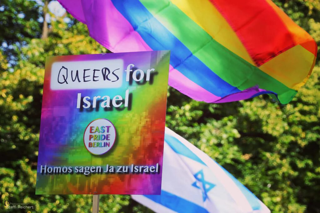 Ein Demoschild auf dem East Pride Berlin sagt "Queers for Israel"