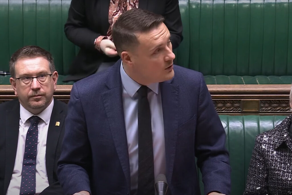 Der britische Gesundheitsminister Wes Streeting (Labour) verkündet im Unterhaus die Verlängerung des Verbots von Pubertätsblockern