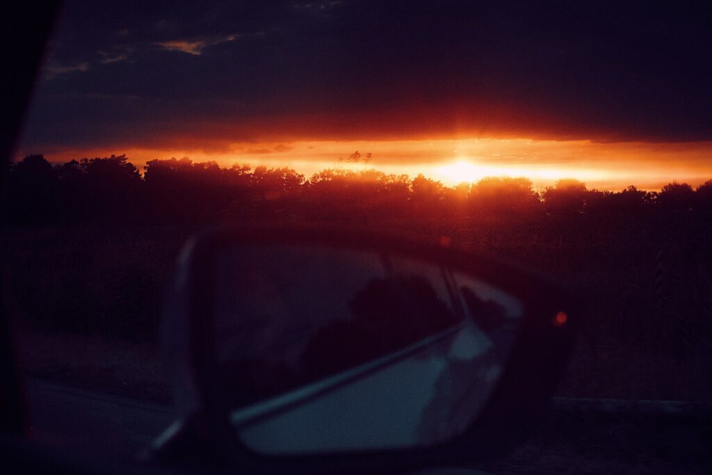 Düsteres Panoramabild mit Sonnenuntergang, vermittelt atmosphärisch Endzeitstimmung. Symbolbild für queere Apokalpse zu den Bundestagswahlen 2025