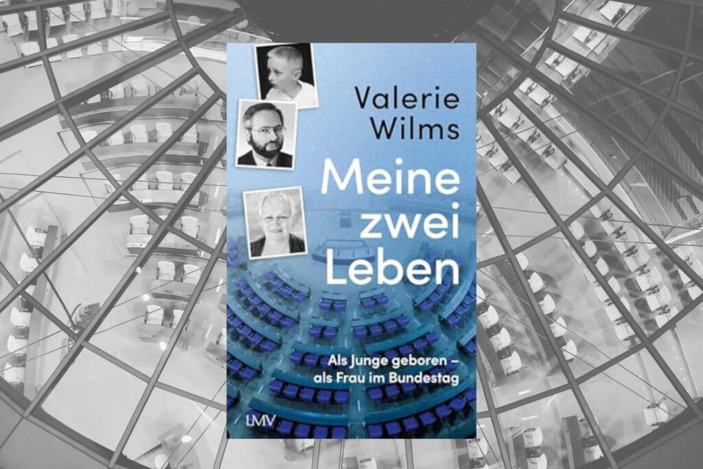 Hintergrund Plenumssaal des Deutschen Bundestags durch die Kuppel fotografiert; im Vordergrund das Buchcover von Valerie Wilms Autobiografie. Symbolbild für Artikel "Valerie Wilms - Die erste Transfrau im Bundestag distanziert sich vom Transaktivismus".