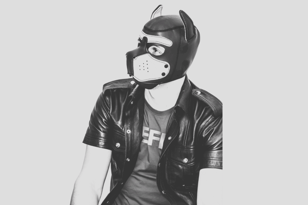 Mann mit Puppy-Maske und Lederhemd, Symbolbild für Artikel "Sex, Hundemasken und Kinder: Warum Kink auf der Pride nicht politisch, sondern problematisch ist"
