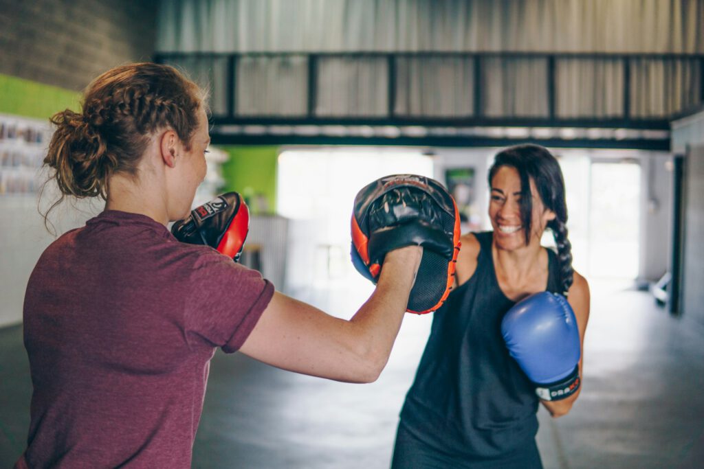 Zwei Frauen machen Boxtraining, Symbolbild für Artikel "Neuer Weltverband schließt Imane Khelif vom Frauenboxen aus"