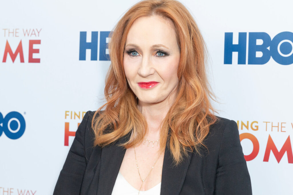 Joanne K Rowling steht vor einer Wand mit Logo des US-Fernsehsenders HBO, Symbolfoto für Text "Joanne K. Rowling wird 60: Geburtstagsgrüße an eine Ikone"