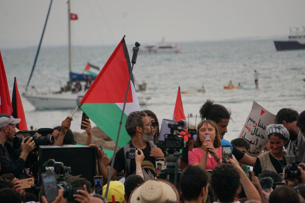 Hunderte Tunesier versammelten sich in Sidi Bou Said in der Nähe von Tunis, um die Global Sumud Flotilla zu begrüßen. Die Klima-Aktivistin Greta Thunberg hielt eine Ansprache.