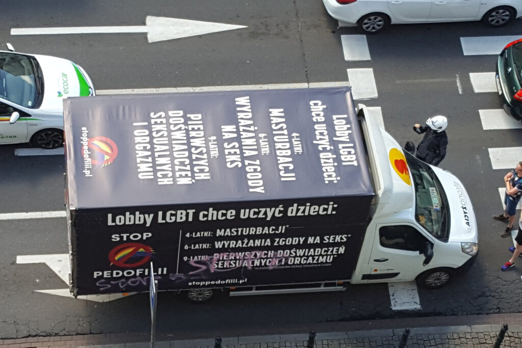 Ein Billboard Truck in Warschau mit "Stop Pedofili" und homophoben Slogans. Symbolbild für Artikel "Pädo und die queere Szene: Aufarbeitung nicht abgeschlossen"