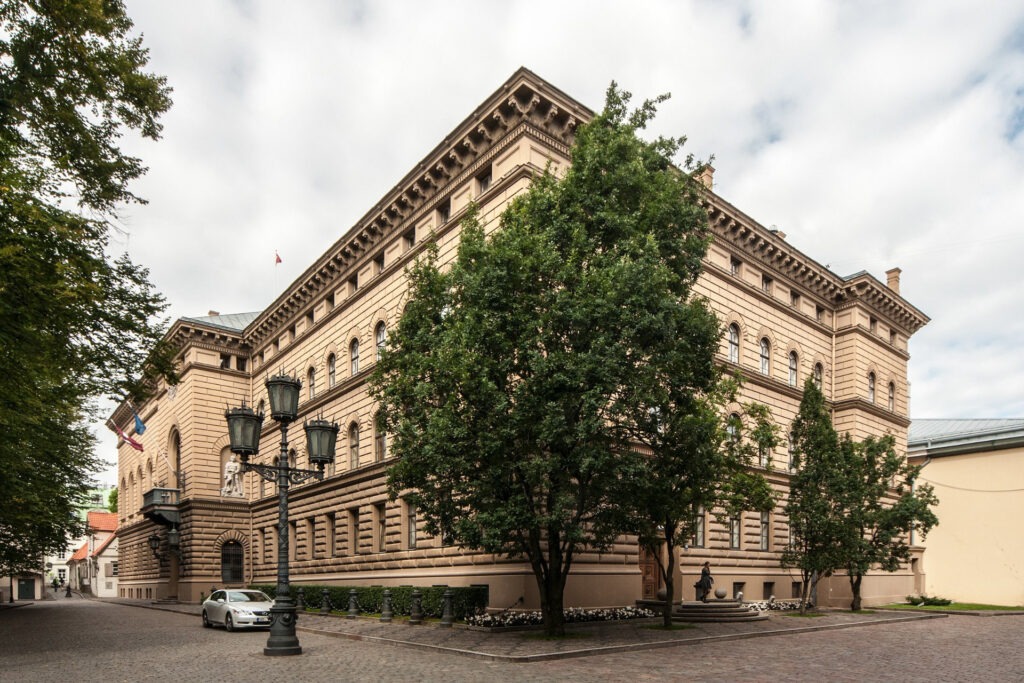 Die Saeima - das Parlament Lettlands - in Riga von außen, Symbolbild für Artikel "Lettland will raus aus Istanbul-Konvention"
