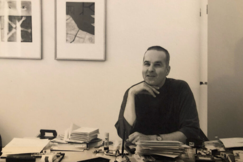 Sepiafarbenes Foto von Ulrich Dörrie am Schreibtisch seiner Galerie in Hamburg, vermutlich Anfang der 2000er.