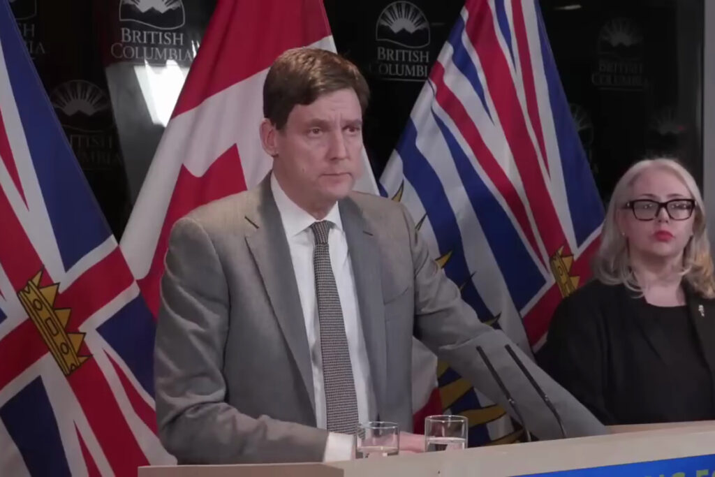 Der Premierminister von British Columbia, David Eby, und die Ministerin für öffentliche Sicherheit und Generalstaatsanwältin Nina Krieger halten eine Pressekonferenz als Reaktion auf die Schießerei vom 10. Februar 2026 in Tumbler Ridge, British Columbia, ab.
