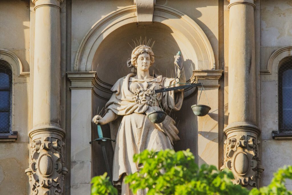 Eine Statue der Göttin Justitia. Symbolbild für Artikel "Nach Video-Leak und Gerichtsurteil: Sabine Maur tritt von Spitzenämtern zurück"