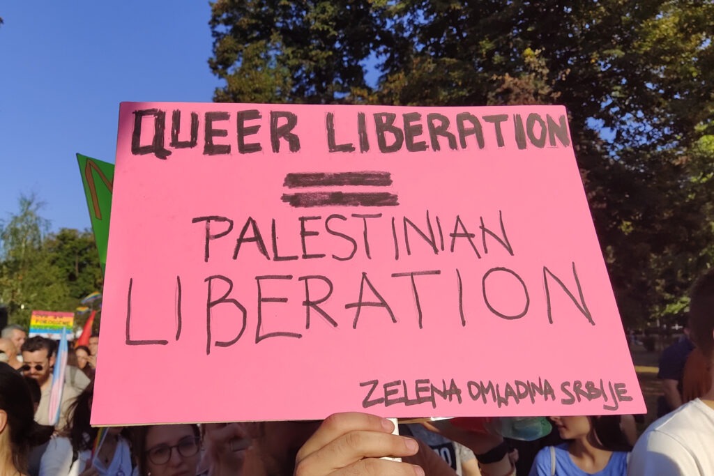 Belgrade Pride 2024, auf einem hochgehaltenen Schild steht "Queer Liberation = Palestinian Liberation". Symbolbild für Artikel "Eine neue autoritäre Linke – auch in der queeren Szene"