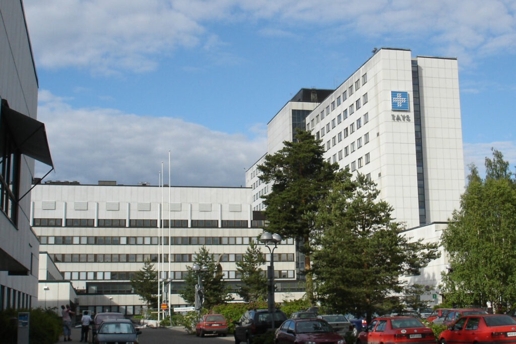 Das Gebäudes des Tampere University Hospital in Finnland, Symbolbild für: Konversionstherapieverbote: Warum sie bei Geschlechtsidentität schaden.