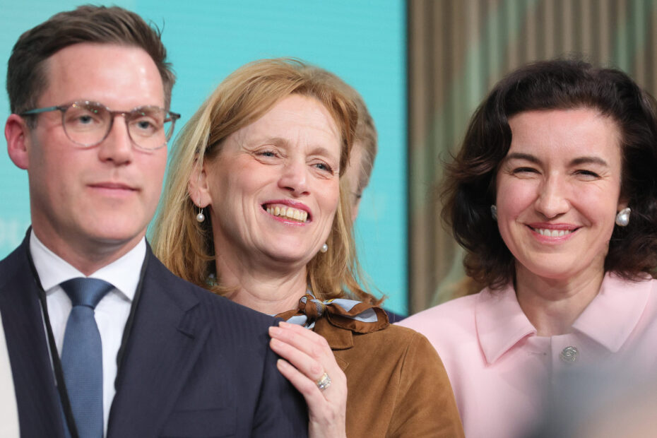Bundestagswahl 2025 – Wahlabend der CDU im Konrad-Adenauer-Haus in Berlin: Karin Prien (CDU), damals noch Ministerin für Allgemeine und Berufliche Bildung, Wissenschaft, Forschung und Kultur des Landes Schleswig-Holstein, und Dorothee Bär (CSU), Stellvertretende Parteivorsitzende. (Foto: Sandro Halank, Wikimedia)