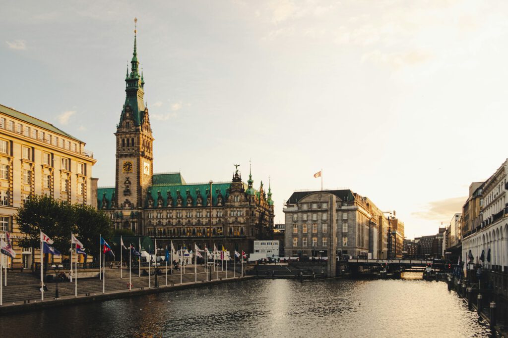 Blick auf Hamburg, Symbolbild für "Tabuthema Transkinder: Wenn der Fachdiskurs zurückkehrt "