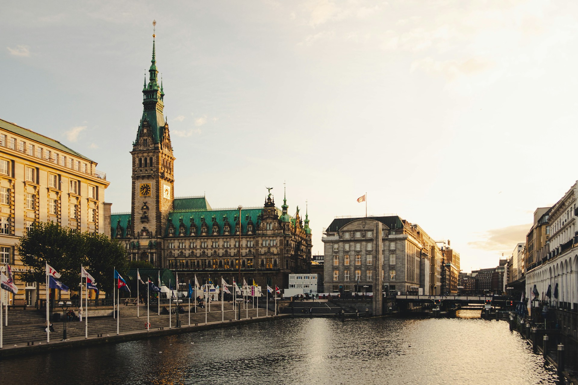Blick auf Hamburg, Symbolbild für "Tabuthema Transkinder: Wenn der Fachdiskurs zurückkehrt "