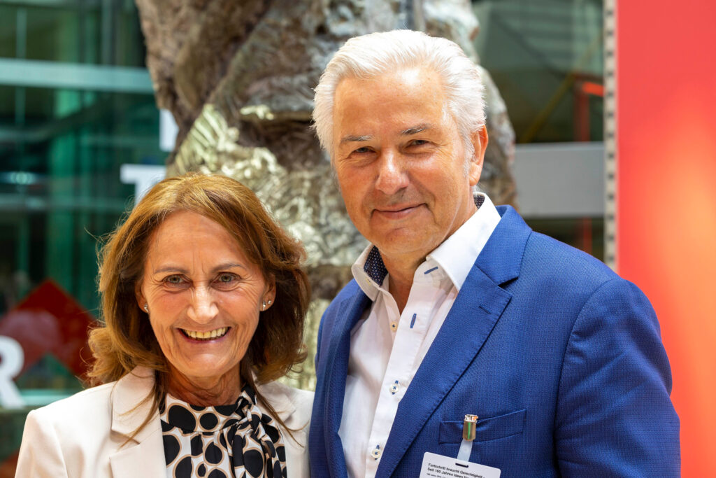 Klaus Wowereit mit einer weiteren Teilnehmerin bei der Tagung "Fortschritt braucht Gerechtigkeit – Seit 160 Jahren Ideen für morgen", am 23.05.2023 in Berlin, (Willy-Brandt-Haus), Deutschland. (Foto: Dr. Frank Gaeth.)