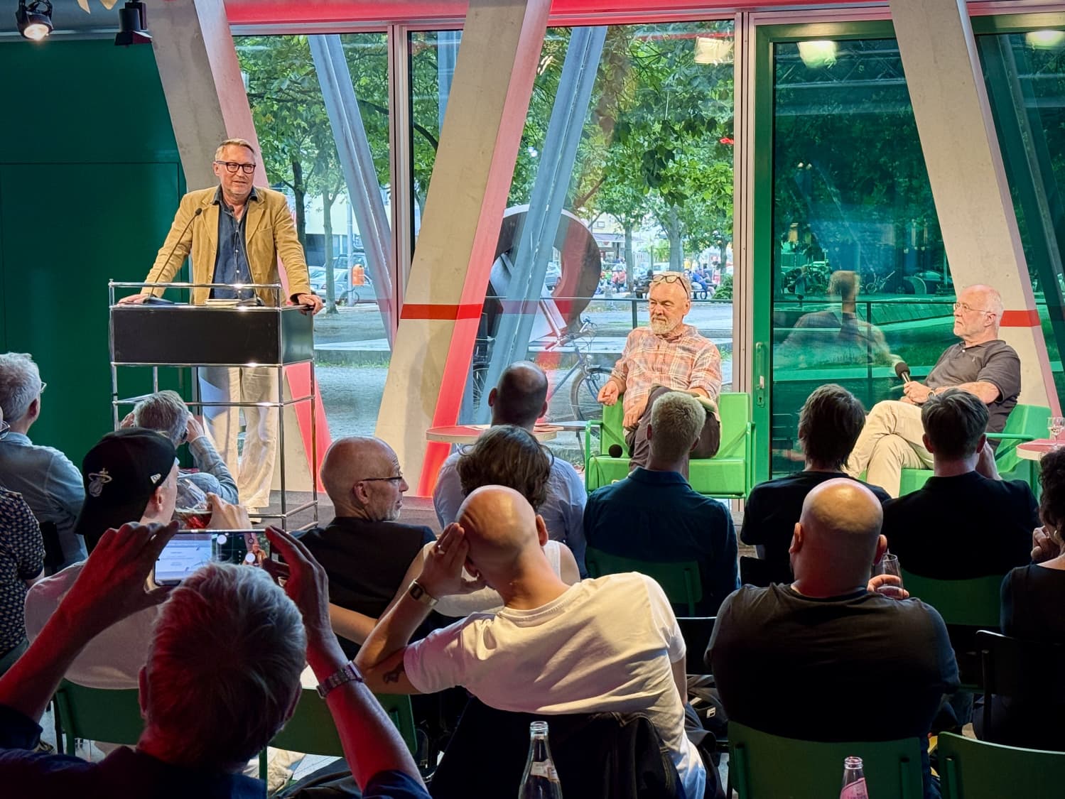 Kevin Clarke steht in der taz Kantine am Rednerpult.