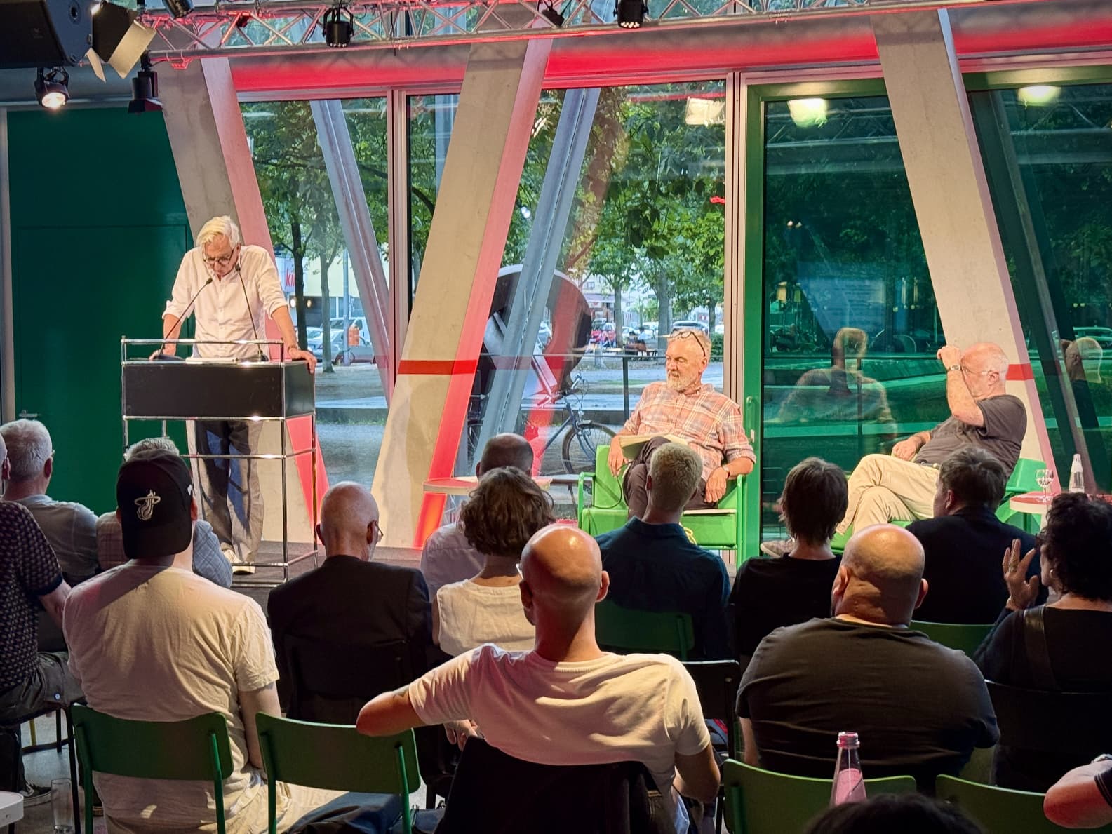 Stephan Wackwitz steht in der taz Kantine am Rednerpult.